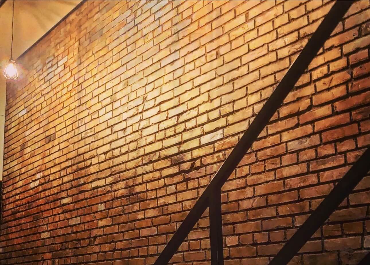 バビクラフトの実績である特殊塗装を施したレンガの壁